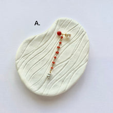 画像をギャラリービューアに読み込む, K18YG/K10YG Colors サルジ珊瑚ポストピアス(片耳用・チャーム付き)