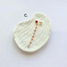 画像をギャラリービューアに読み込む, K18YG/K10YG Colors サルジ珊瑚ポストピアス(片耳用・チャーム付き)