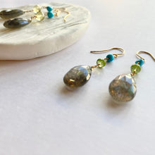 画像をギャラリービューアに読み込む, K18YG Colors ラブラドライト・ペリドットピアス