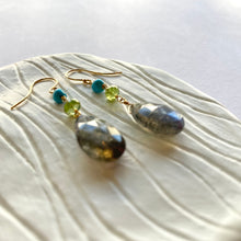 画像をギャラリービューアに読み込む, K18YG Colors ラブラドライト・ペリドットピアス