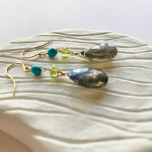 画像をギャラリービューアに読み込む, K18YG Colors ラブラドライト・ペリドットピアス