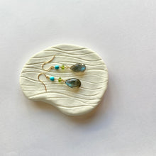 画像をギャラリービューアに読み込む, K18YG Colors ラブラドライト・ペリドットピアス