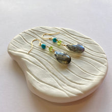 画像をギャラリービューアに読み込む, K18YG Colors ラブラドライト・ペリドットピアス