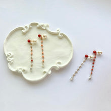 画像をギャラリービューアに読み込む, K18YG/K10YG Colors　サルジ珊瑚ポストピアス（片耳用・チャーム付き）
