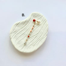 画像をギャラリービューアに読み込む, K18YG/K10YG Colors　サルジ珊瑚ポストピアス（片耳用・チャーム付き）
