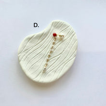 画像をギャラリービューアに読み込む, K18YG/K10YG Colors　サルジ珊瑚ポストピアス（片耳用・チャーム付き）
