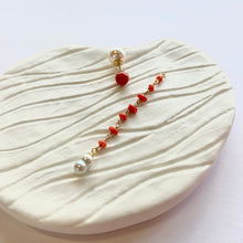 画像をギャラリービューアに読み込む, K18YG/K10YG Colors　サルジ珊瑚ポストピアス（片耳用・チャーム付き）
