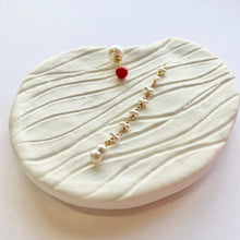 画像をギャラリービューアに読み込む, K18YG/K10YG Colors　サルジ珊瑚ポストピアス（片耳用・チャーム付き）
