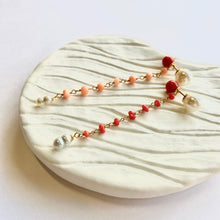 画像をギャラリービューアに読み込む, K18YG/K10YG Colors　サルジ珊瑚ポストピアス（片耳用・チャーム付き）
