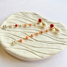 画像をギャラリービューアに読み込む, K18YG/K10YG Colors　サルジ珊瑚ポストピアス（片耳用・チャーム付き）
