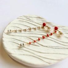 画像をギャラリービューアに読み込む, K18YG/K10YG Colors　サルジ珊瑚ポストピアス（片耳用・チャーム付き）
