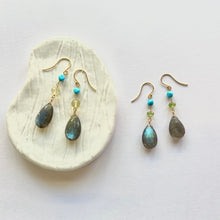 画像をギャラリービューアに読み込む, K18YG Colors　ラブラドライト・ペリドットピアス
